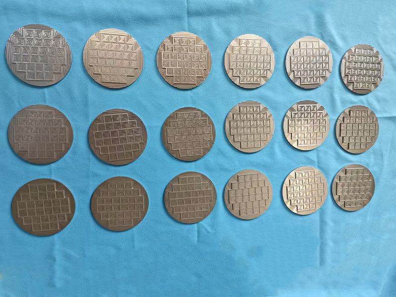 Grooved molybdenum table